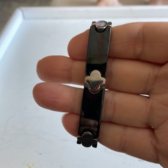 magnetic bracelet that looks great. Like new. - Picture 2 of 5